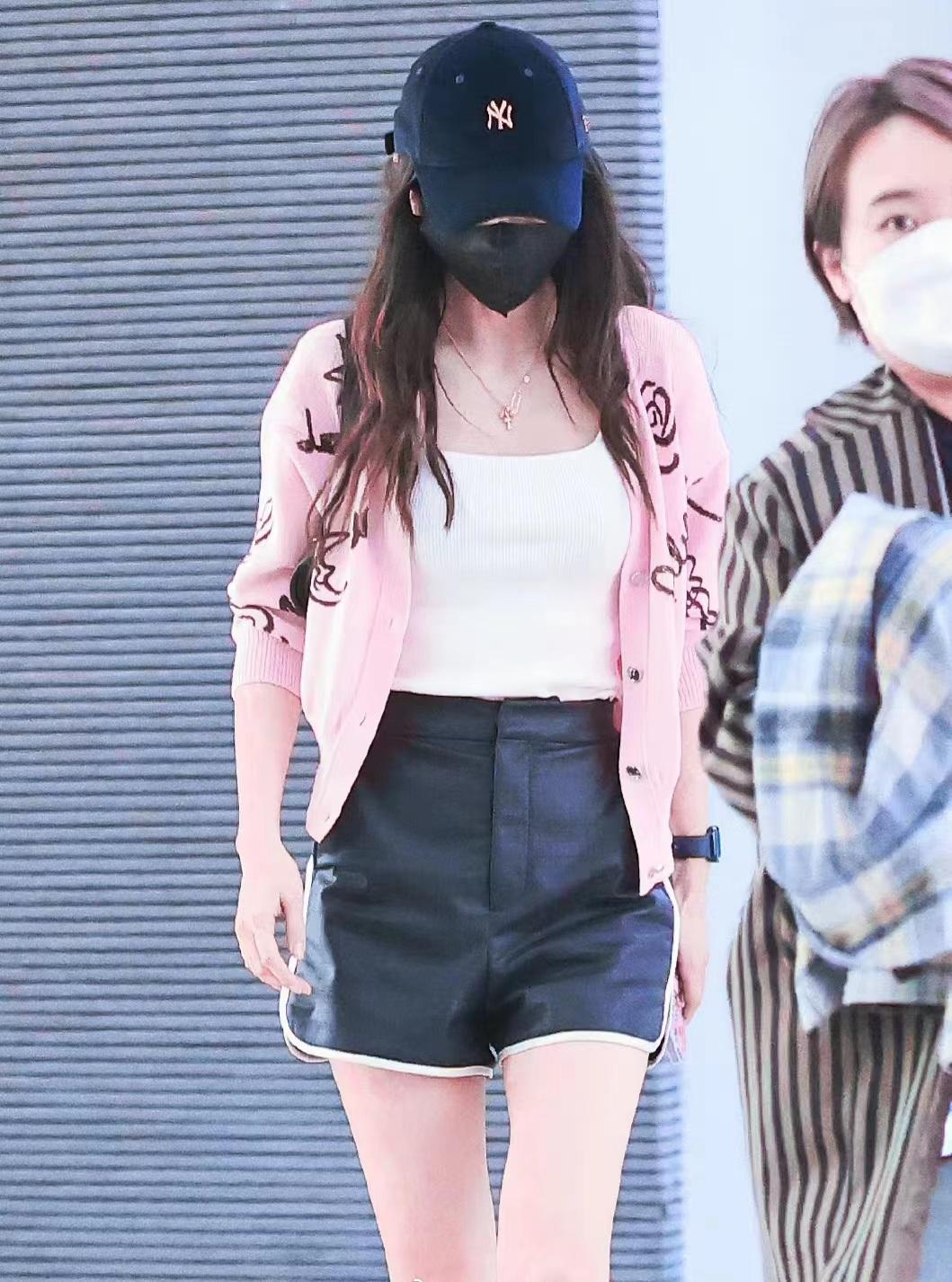 angelababy夏季私服粉红开衫内搭白色吊带背心配短裤随性舒适