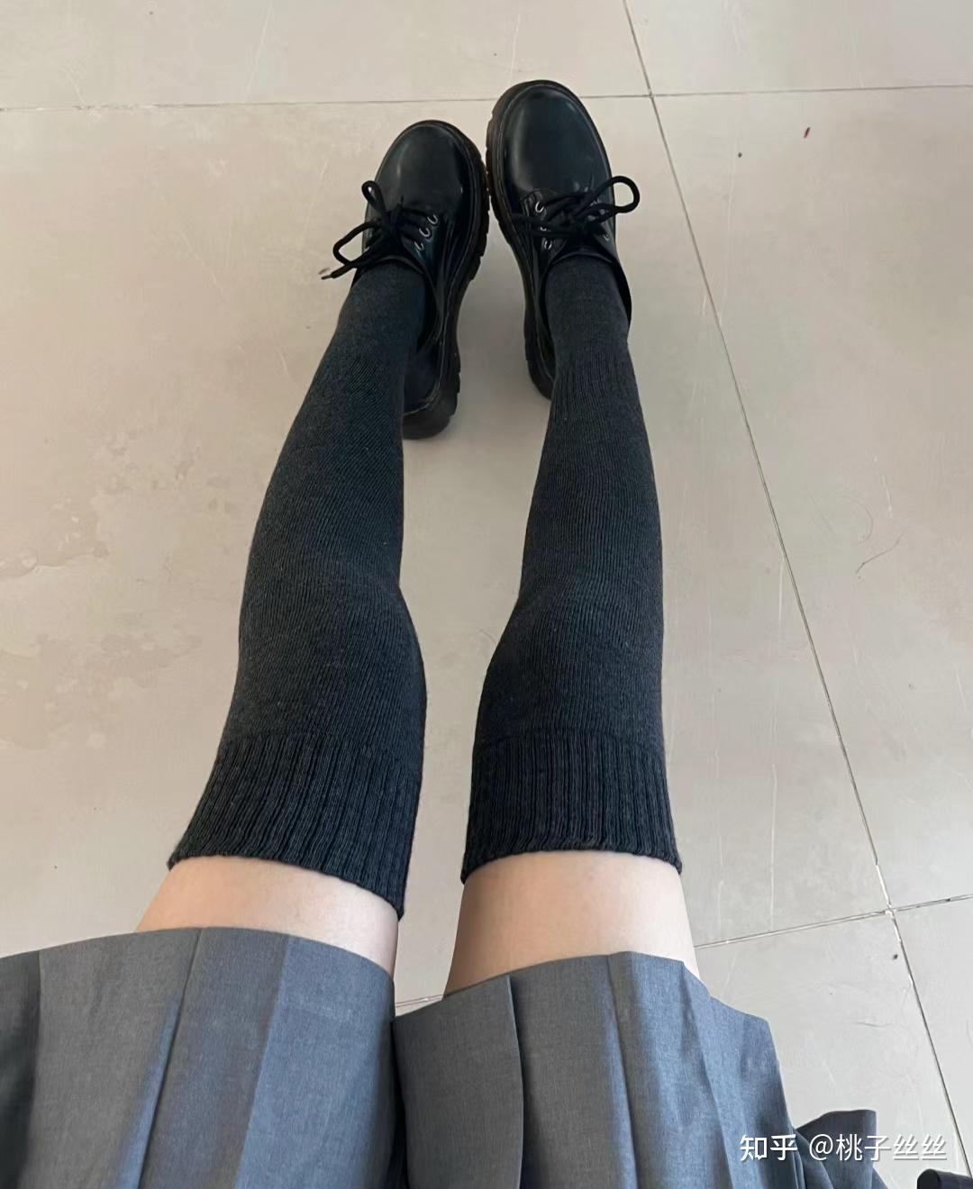 女生穿过膝袜该如何搭配衣服