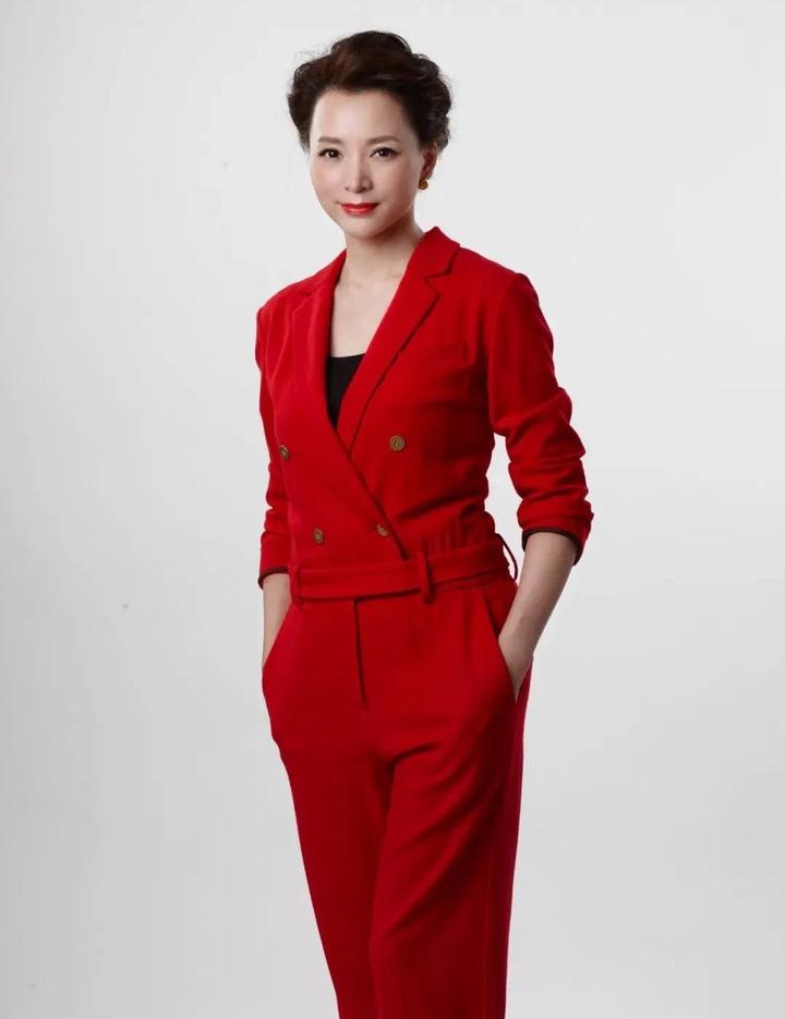央视主持人董卿惹争议网传其策划节目被下架疑与老公欠债有关