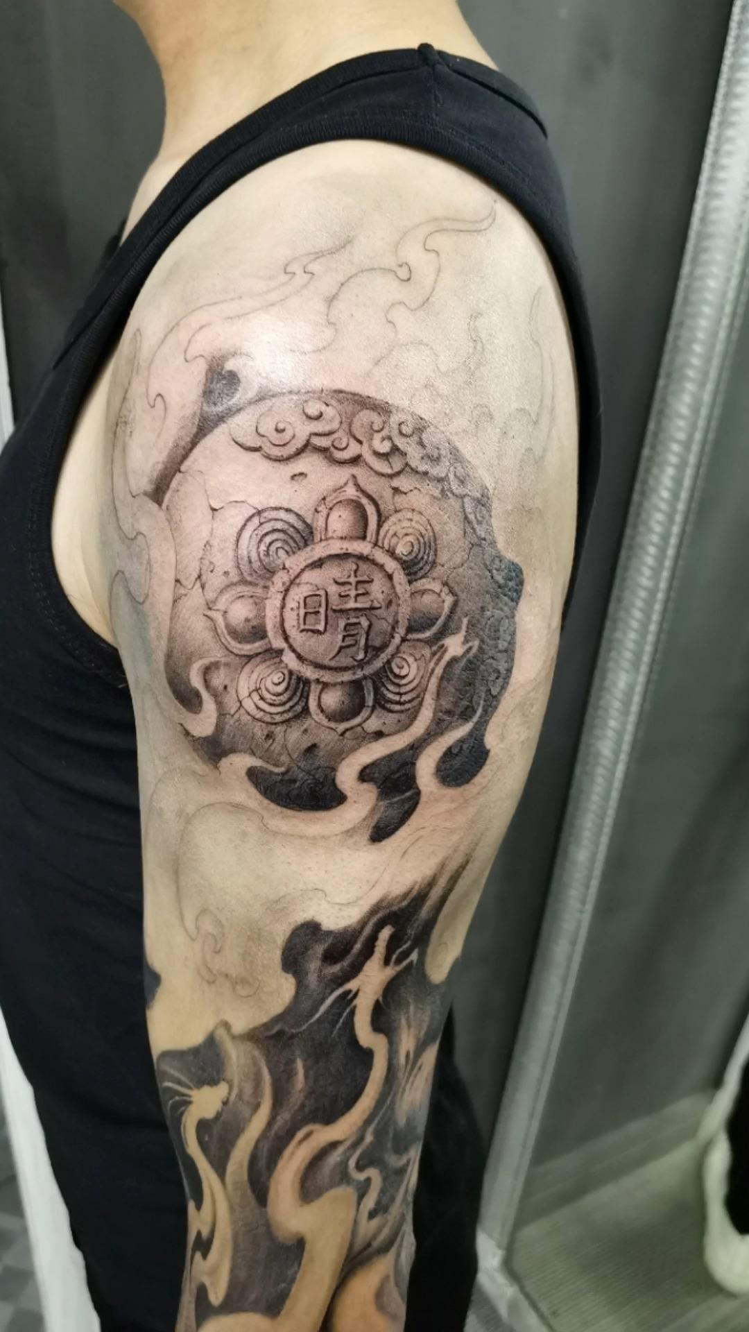 男人纹身后一路狂飙惠州纹身刺青店九纹龙花臂过程