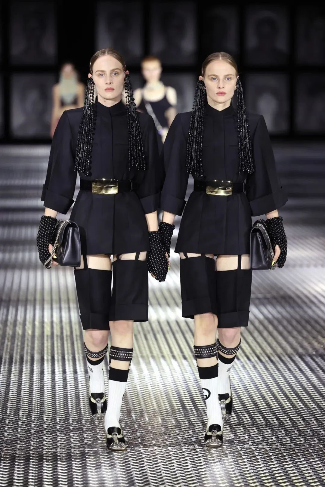 GUCCI 在 2023 春夏 Twinsburg 秀场上找来 68 对双胞胎走秀，有何寓意？ - 知乎