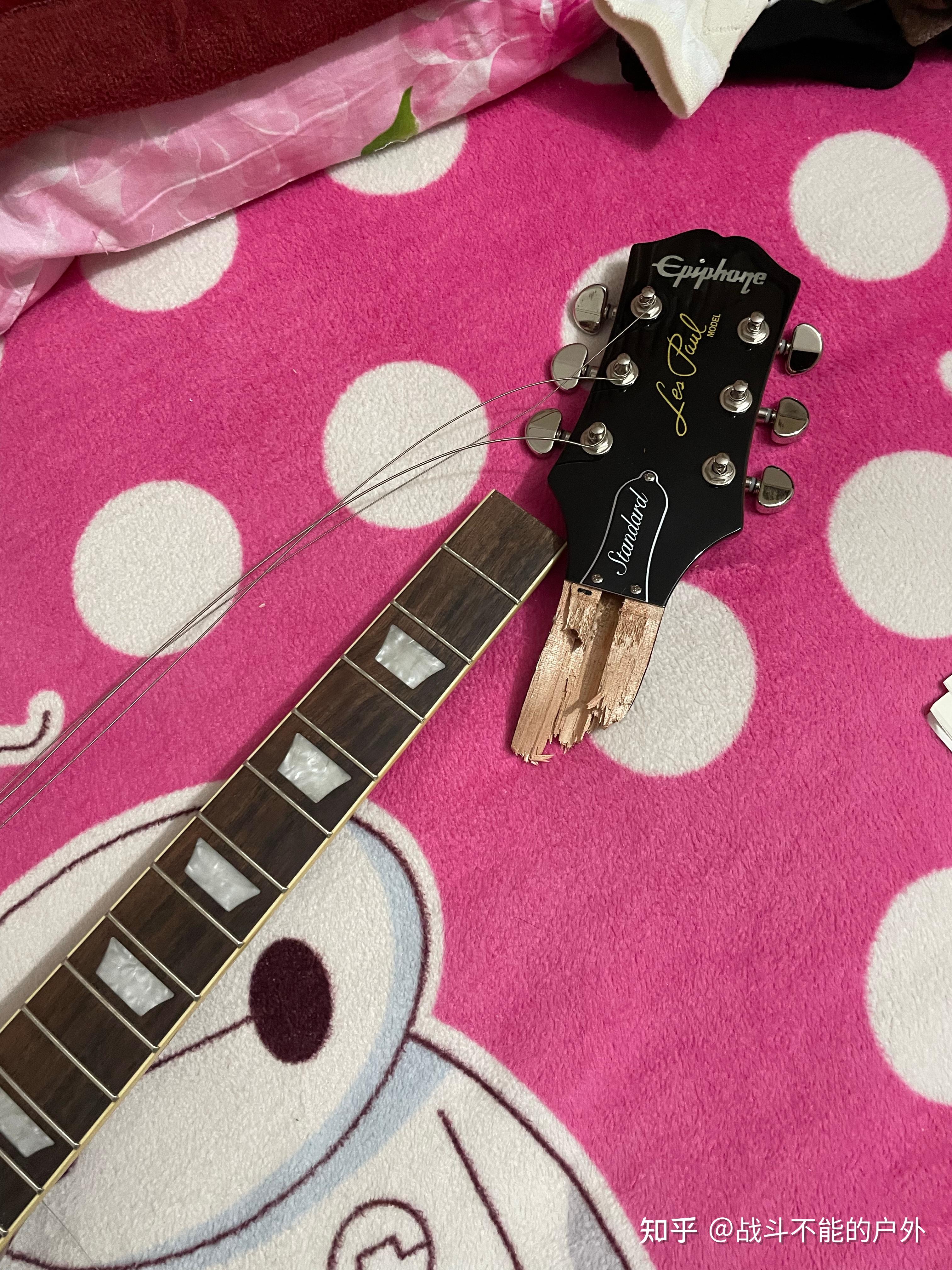 请问有懂修琴的人知道这还能修吗,吉他往前倒摔成这样了?