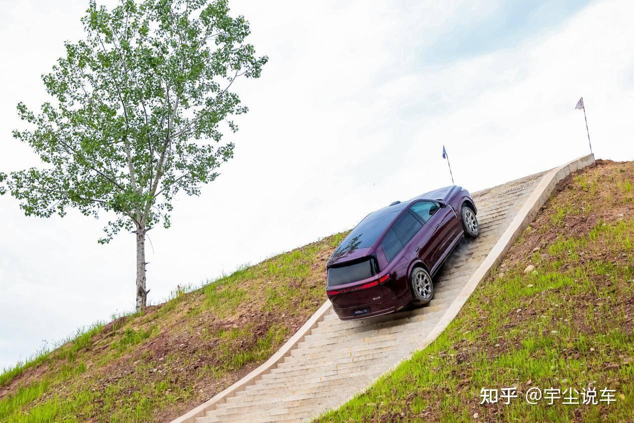 纯原厂素车!岚图泰山X8直接“旱地拔葱”,征服100%坡度天梯