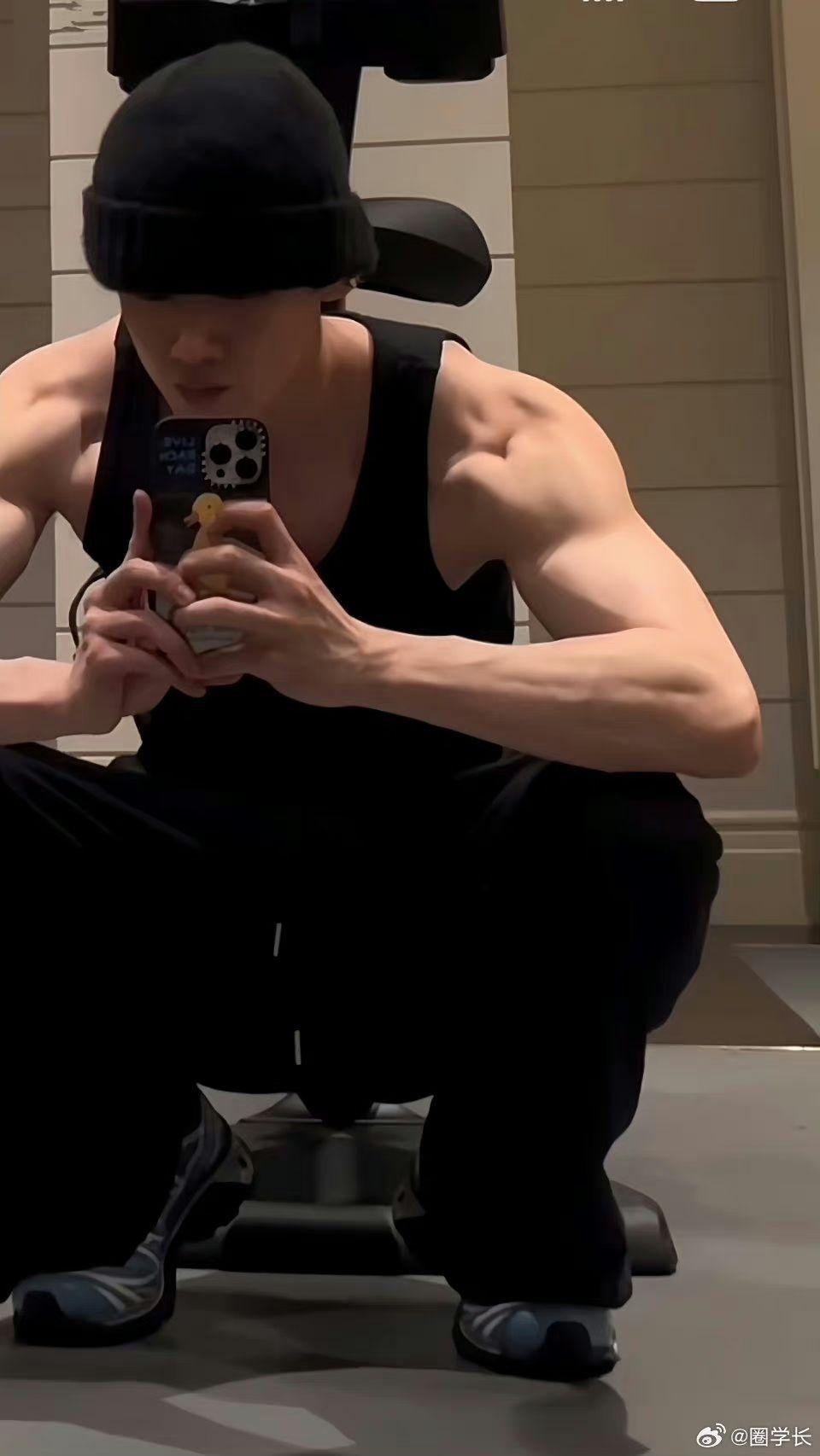 为什么女生不喜欢体型魁梧有肌肉的男生,而喜欢瘦长的男生,和娘炮?