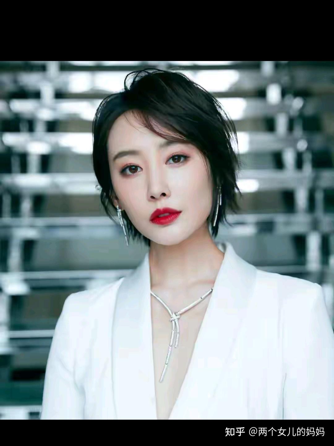 演员李纯因母亲被困电梯怒斥小区物业,物业称「是紧急停电」,小区物业