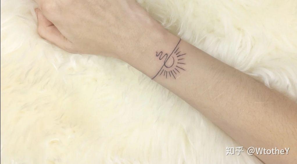 跪求推荐一些圈住手腕的简洁的线条纹身图呀