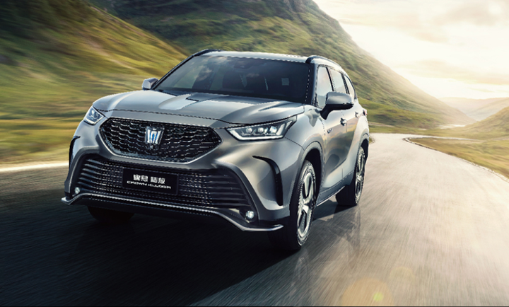 开2.5l hev版皇冠陆放轻越野:四驱系统够强,油耗够低,空间够大