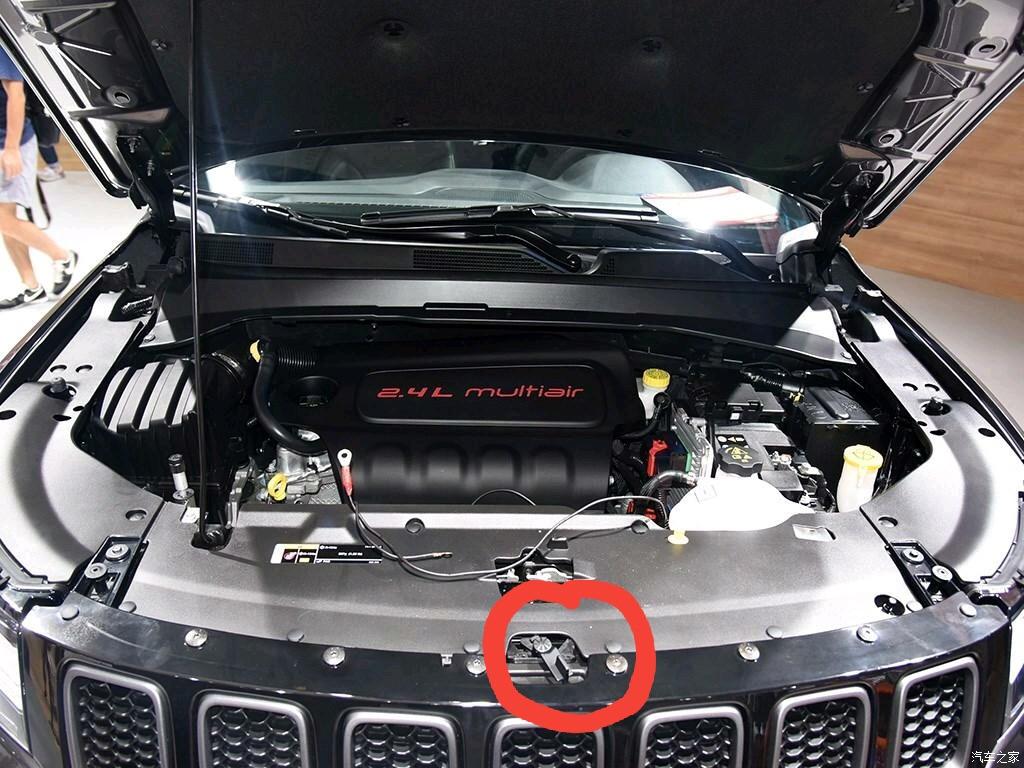 jeep指南者的引擎盖怎么打开