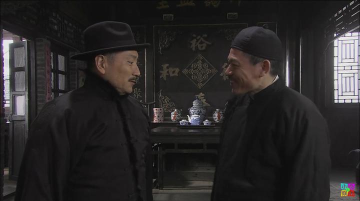 茶馆:所有人都听说了王利发有钱了都赶来祝贺,二灰子又来算计 - 知乎