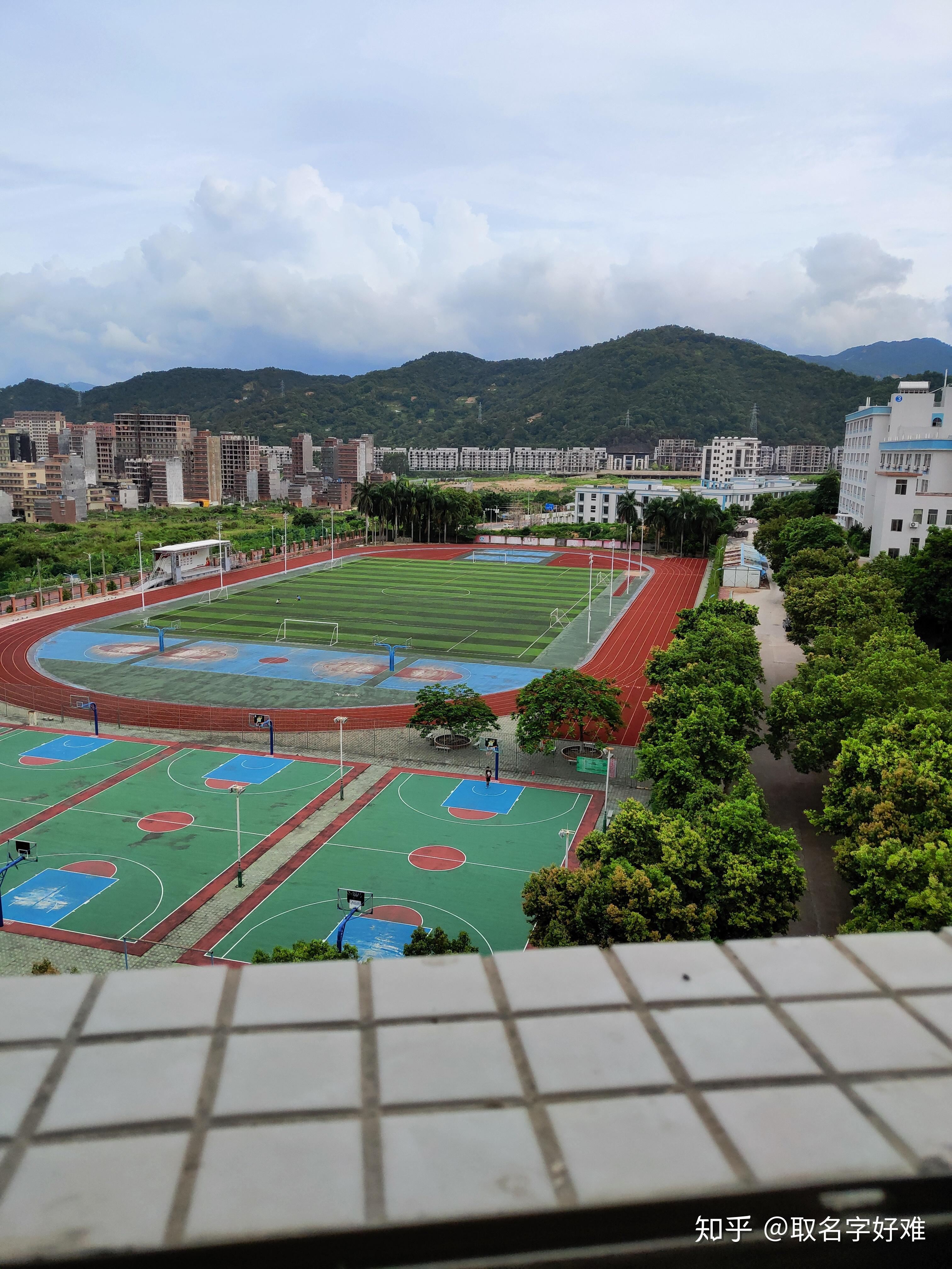 有普宁二中实验高中部的学长学姐介绍下学校,有复读的打算,但是又看到