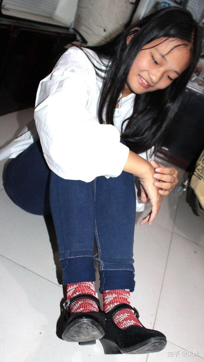 为什么男人爱看女人穿的黑平绒一带高跟布鞋