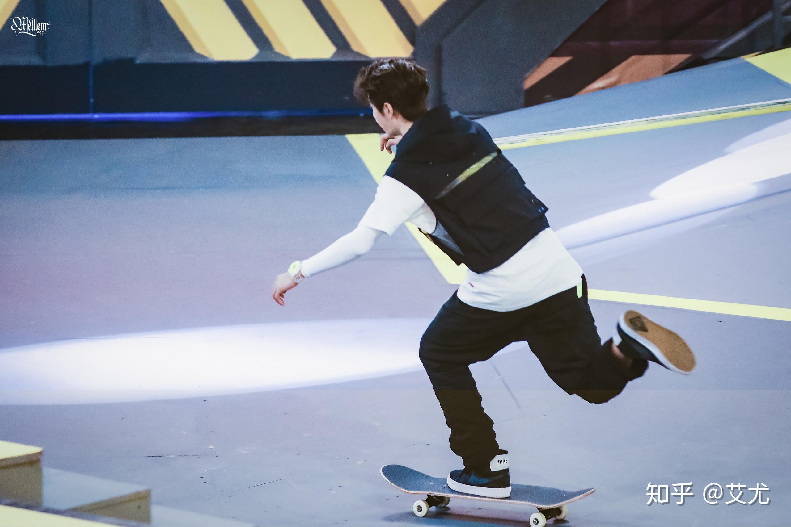 有那些王一博滑滑板的头像的图片啵