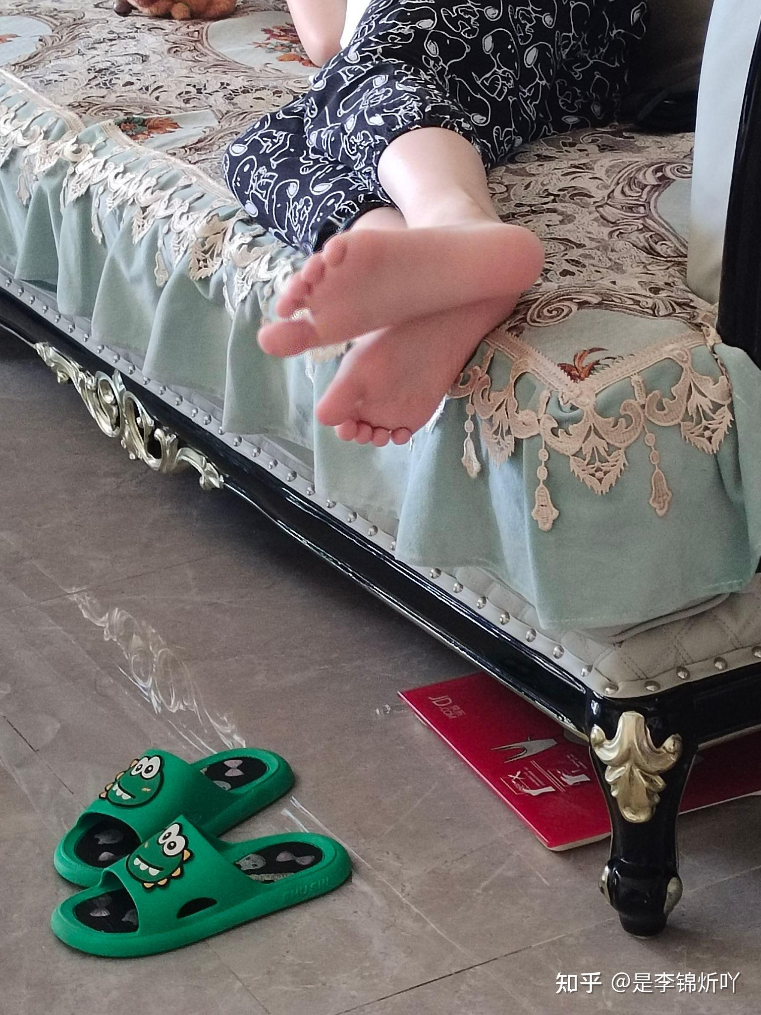 女生光脚的图片是怎么样的?