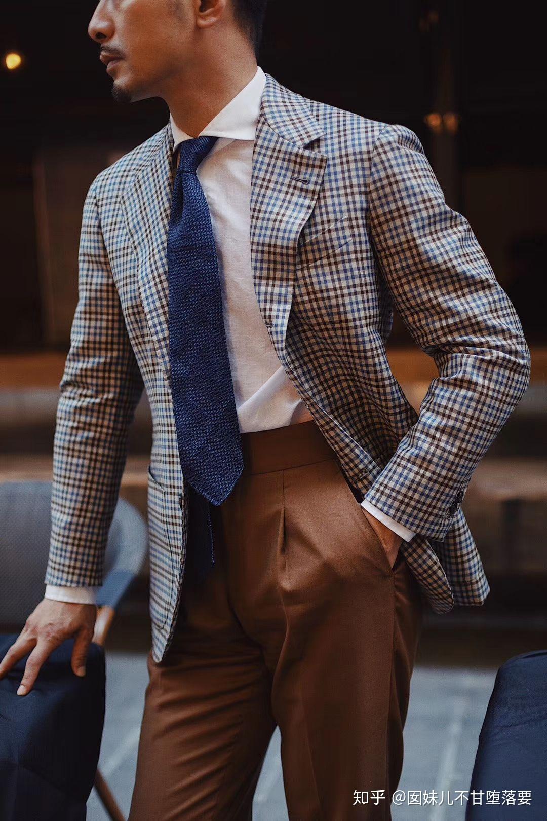 请教大神,裤子屁股后面这些东西是什么?