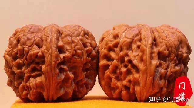 文玩核桃中的麒麟纹”: 纹理奇特、粗犷豪放、边厚而宽、霸气外露 文玩核桃中的麒麟纹”: 纹理奇特、粗犷豪放、边厚而宽、霸气外露