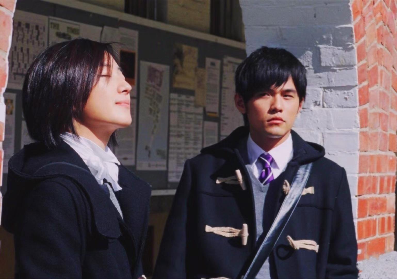 周杰伦用"晃到不行"四个字简单描述了地震发生时的情形.