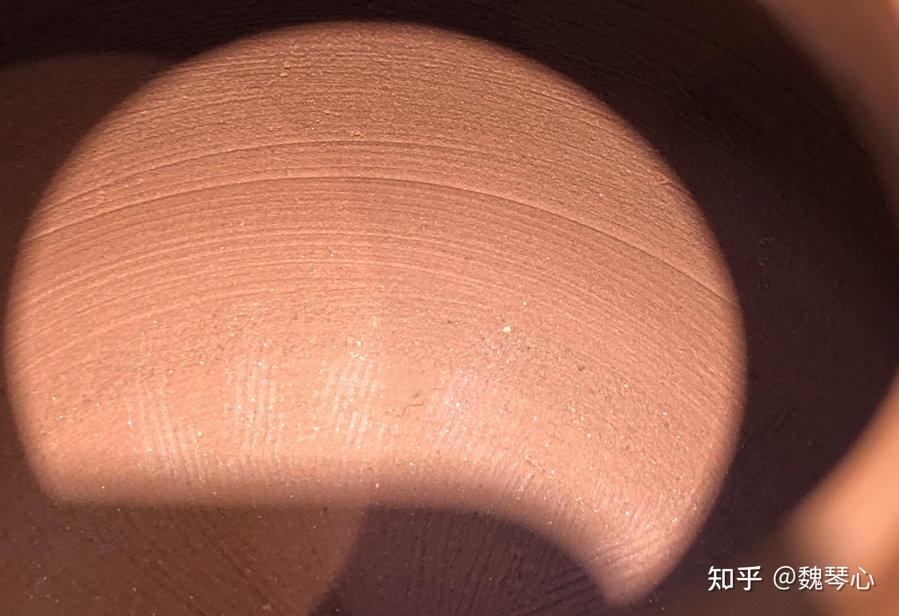 请大家看看这紫砂壶里的横向条纹,说是全手工制作应该不会有吧?
