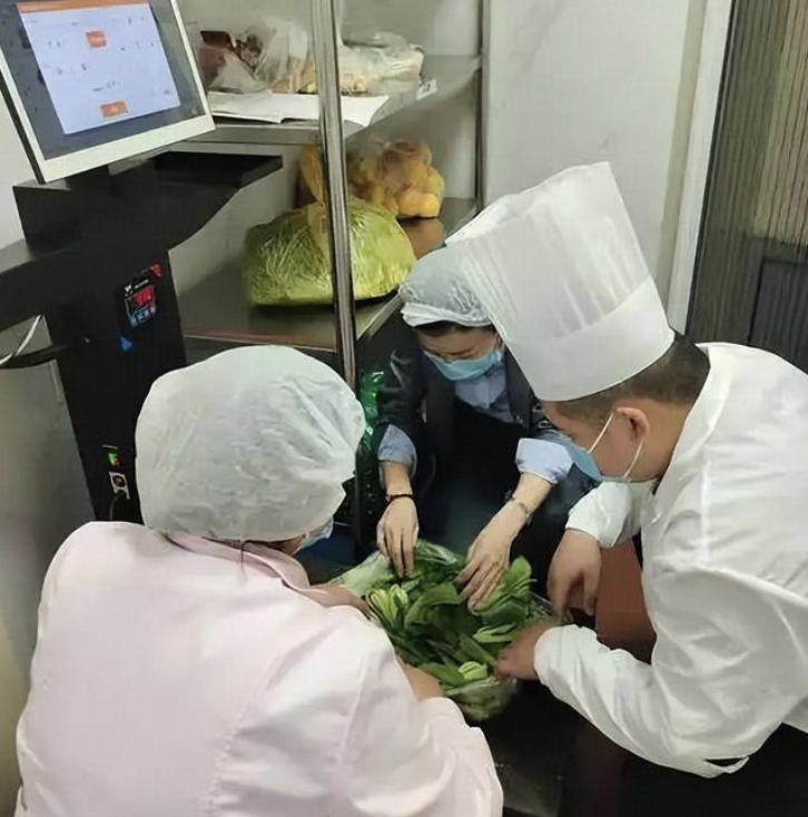 四川多地教师被要求凌晨到校验菜，官方已责成整改，这是否符合食品安全管理要求？是否超出教师本职工作范围？