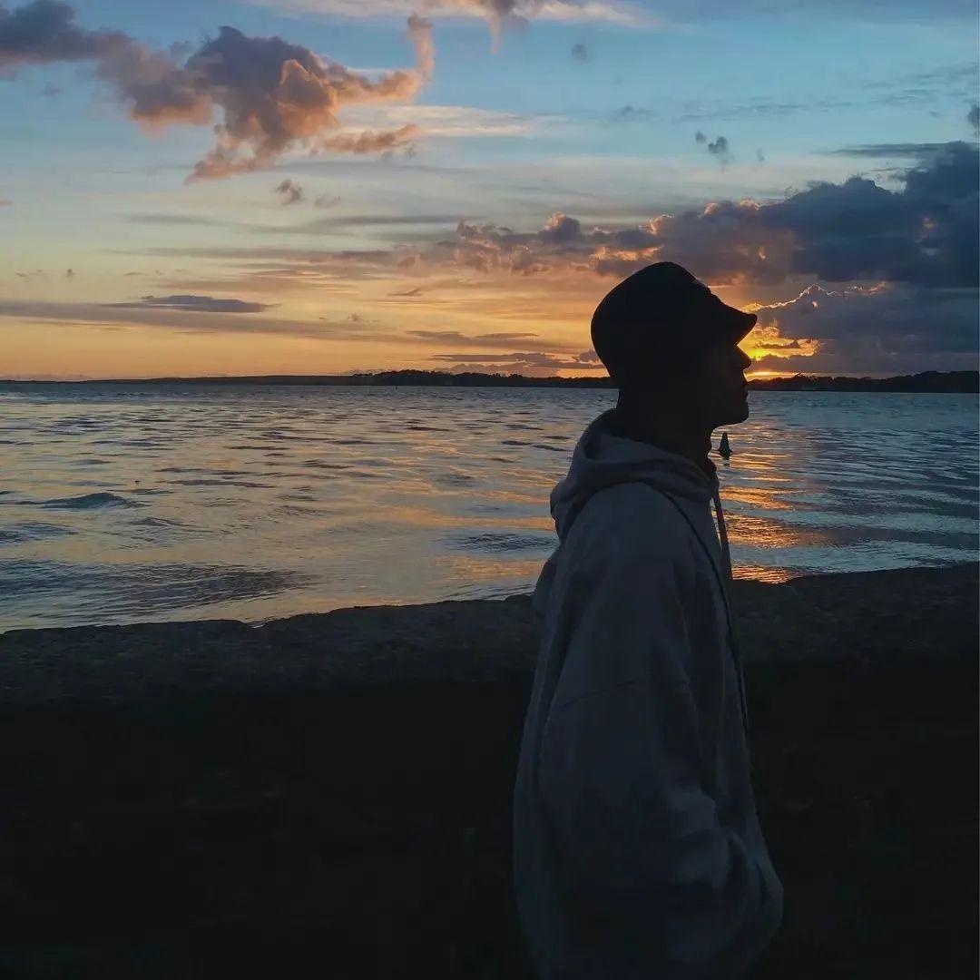 有哪些男士的背影图片可以当头像的?黑色的,冷酷的那种?