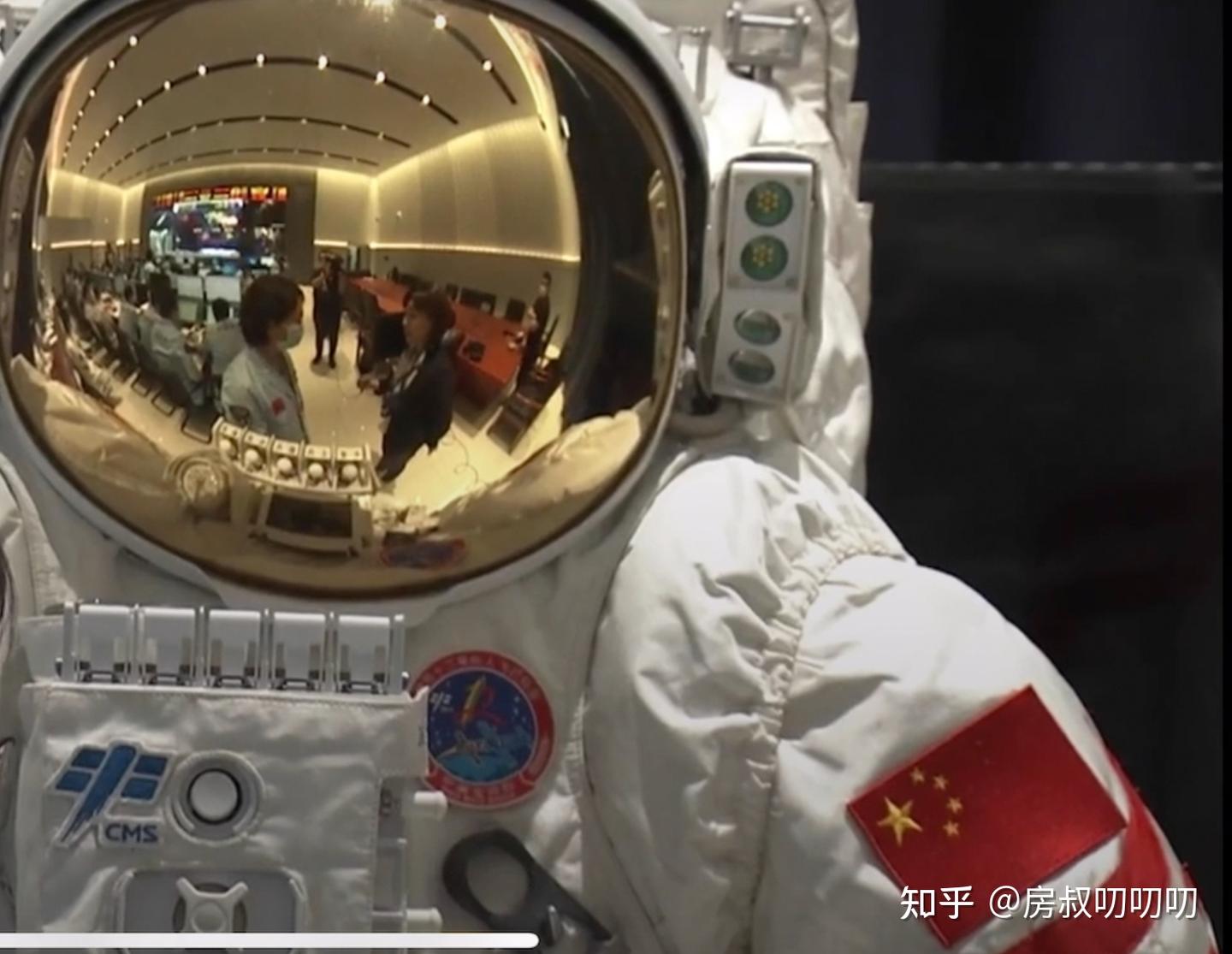 中国空间站首次出舱,穿3000万航天服,第一句“外面太漂亮了!” - 知乎