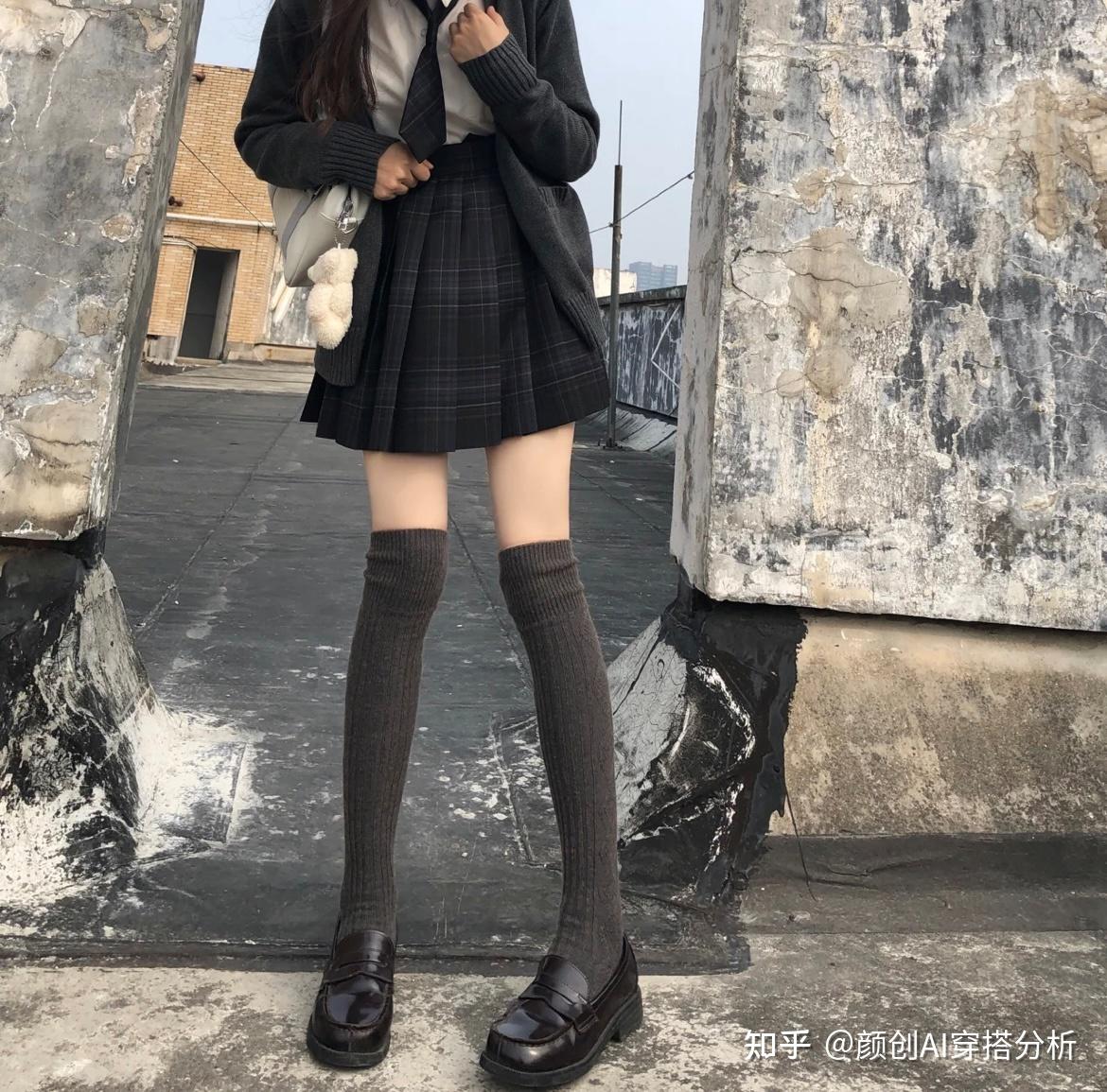 如何优雅地穿短裙过膝袜