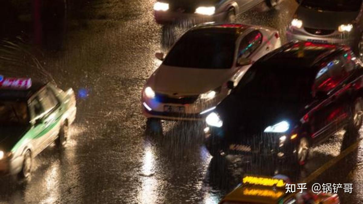 你认为在暴雨天气出门会给我们的行车安全带来哪些安全隐患