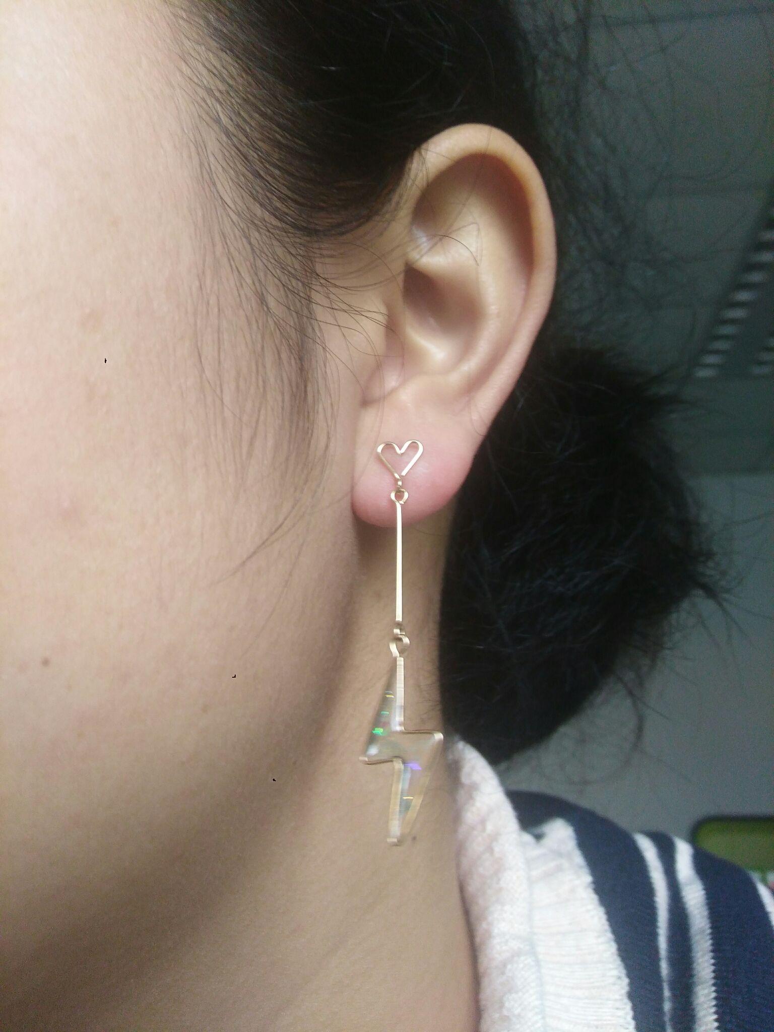 女生只打一个耳洞是一种什么体验