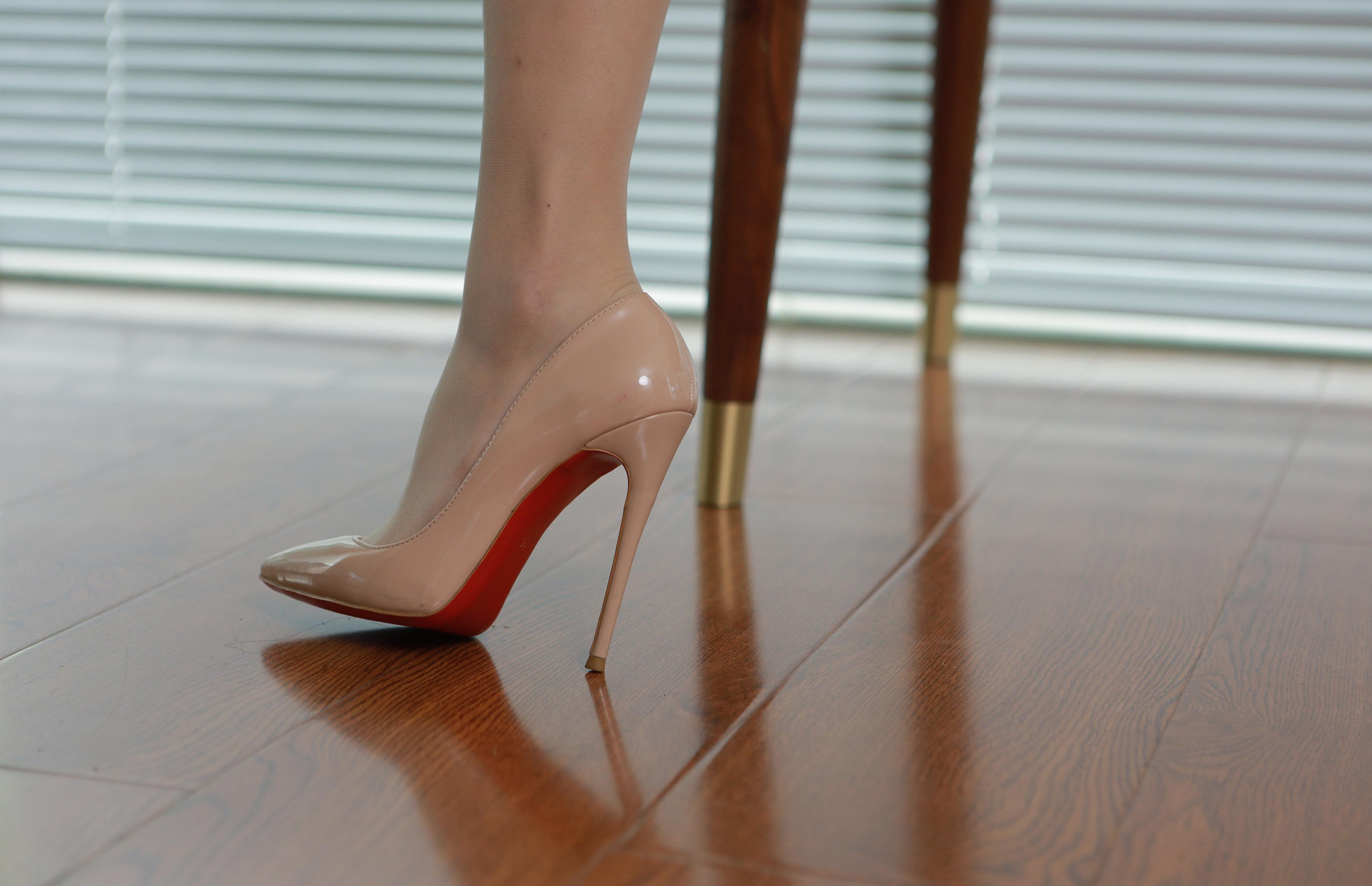 平时喜欢穿高跟鞋的你,是如何优雅地处理开车出行这个问题?