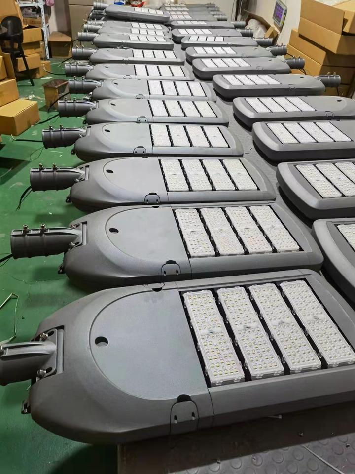 大功率LED太阳能路灯散热方法。 - 知乎