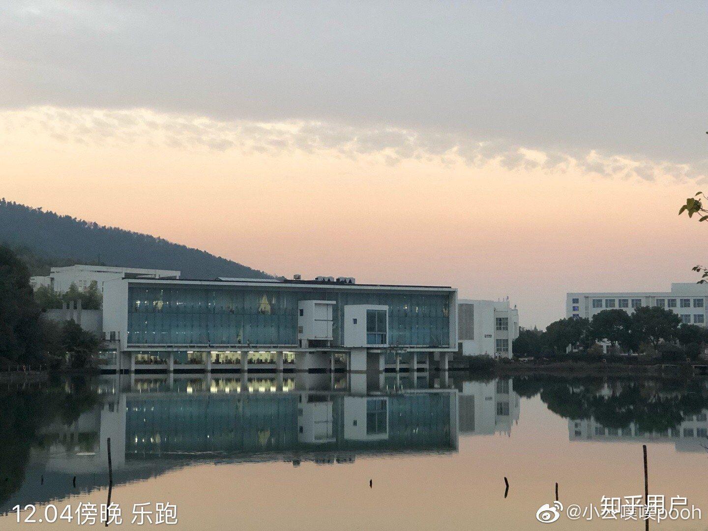 苏州大学文正学院的图书馆或教室环境如何?是否适合上自习?