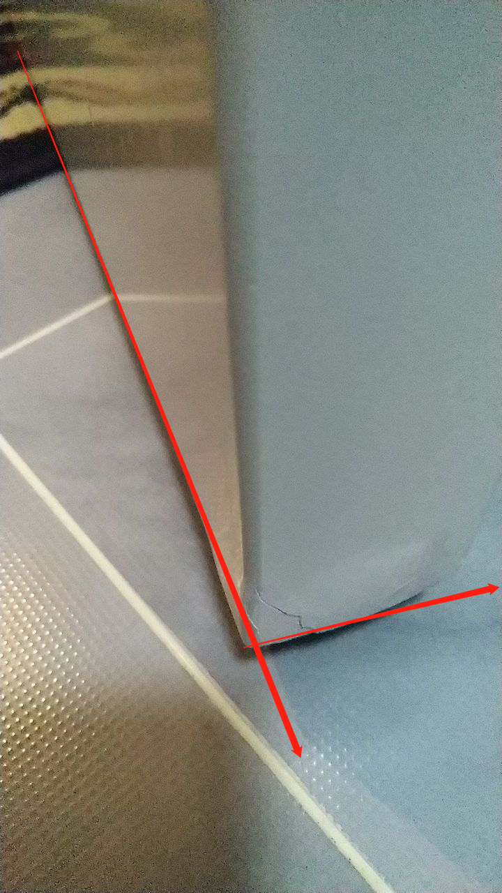 我家的白色烤漆门用了一年最近忽然发现门角鼓起开裂是什么原因