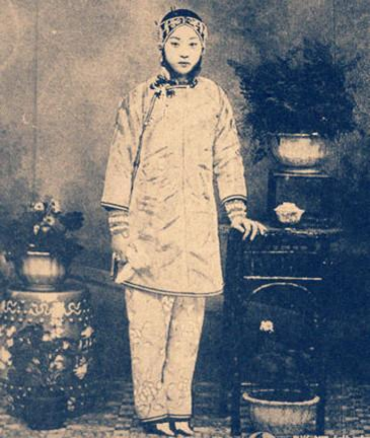 嗜好三寸金莲个男进们,自称莲迷,他们变态追捧的个生品,就为脚背更加