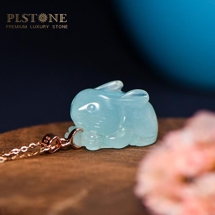 PLSTONE普琳丝|岫玉中独树一帜的蓝冰料——新疆天青冻，玉石中的黑马晋升