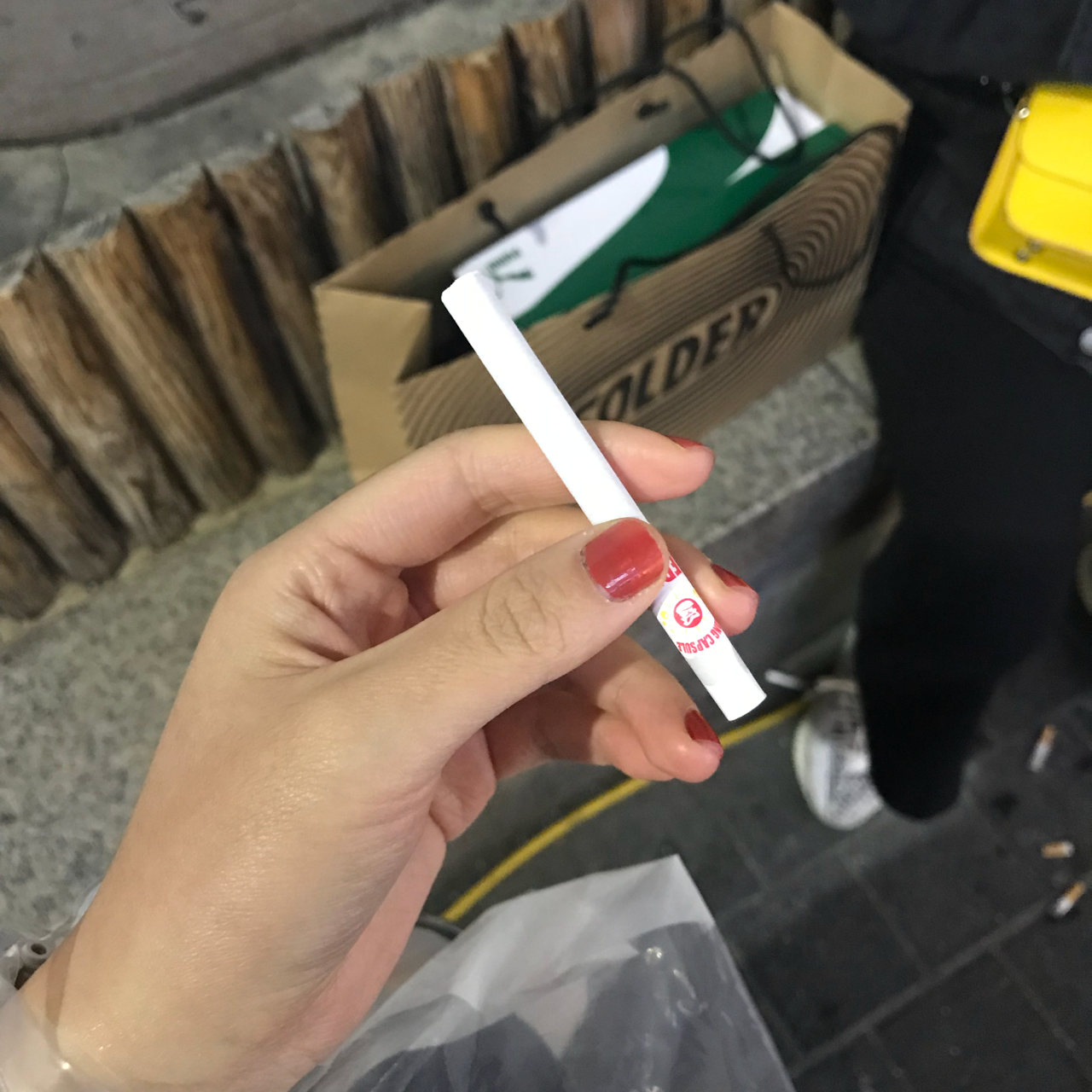 有哪些适合女生抽的烟? - 知乎