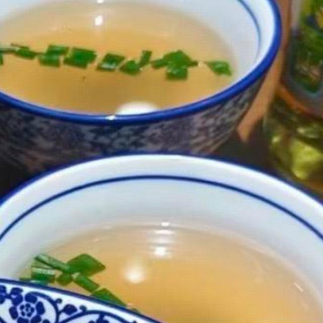 网友发现汤碗里搅拌完的葱花自动排成了一列，为什么会这样？能用科学来解释吗？