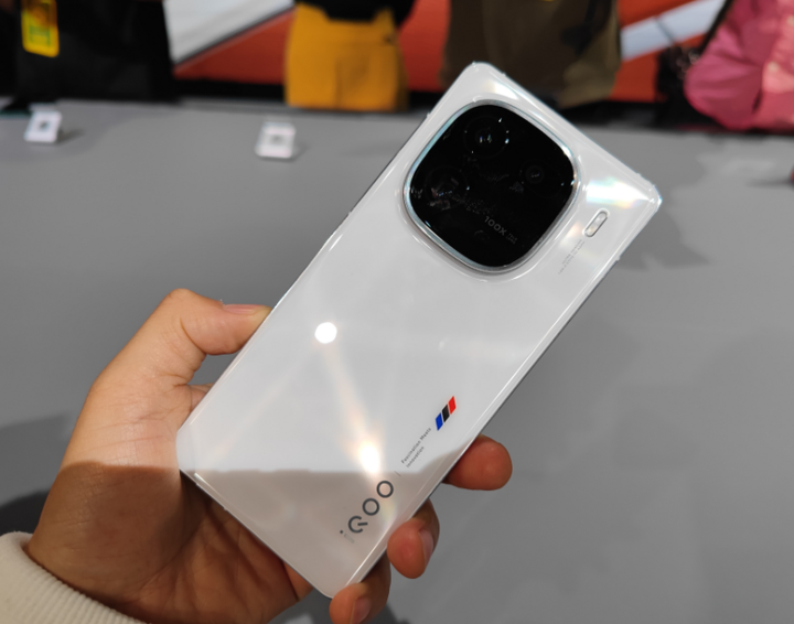 vivo发力,骁龙8gen3 16gb 1tb 120w,100倍变焦旗舰价格一跌再跌