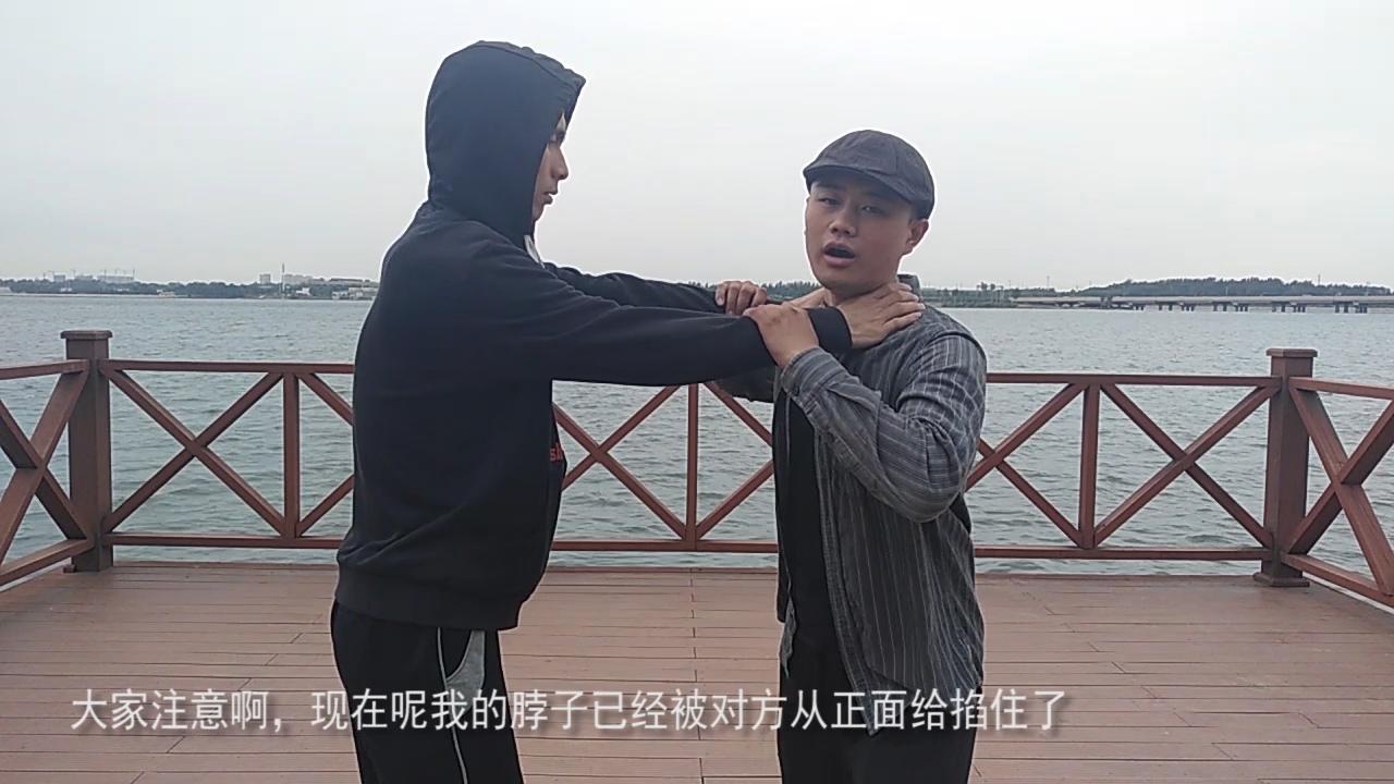 武术教练教你1招用擒拿手法破解对方正面锁喉马上制服坏人