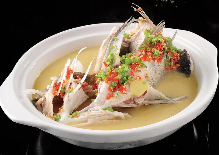 "湘潭水煮活鱼"制作,汤色金黄,突出本味,鲜美无比 - 知乎