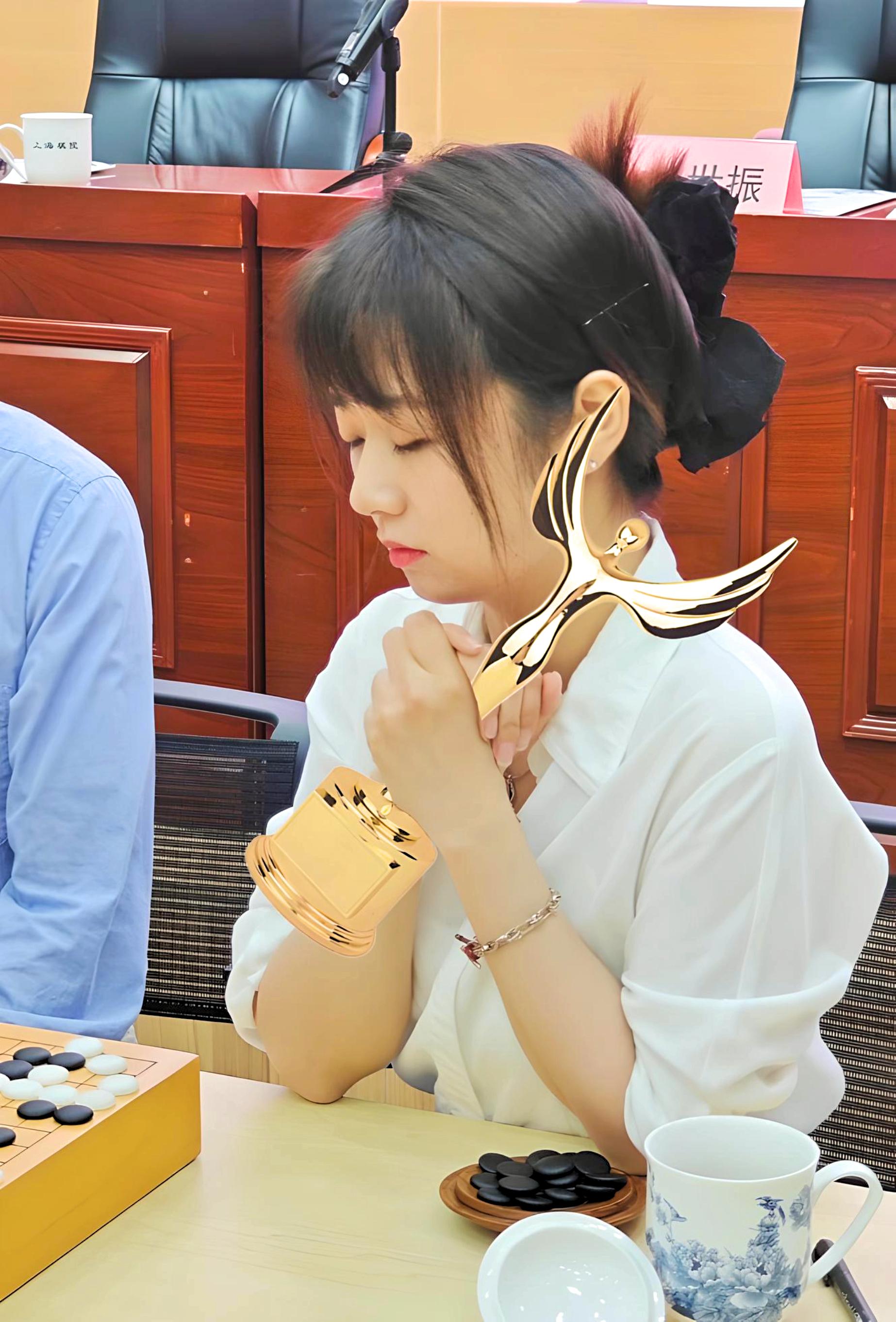 如何评价围棋职业选手战鹰二段获得虎扑女神大赛冠军