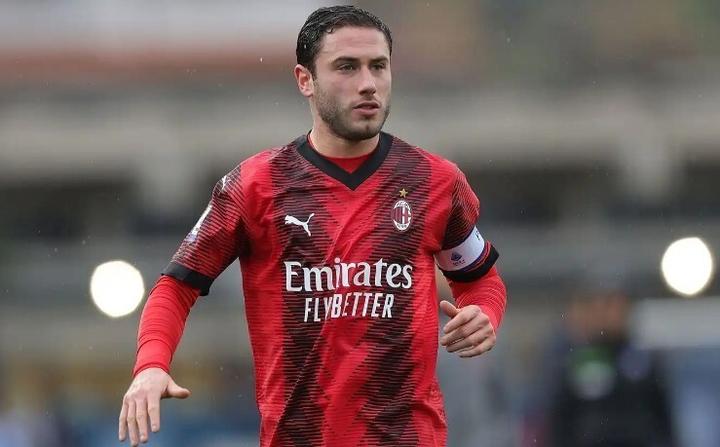 意甲快报:ac米兰右后卫危机,卡拉布里亚续约谈判陷入!