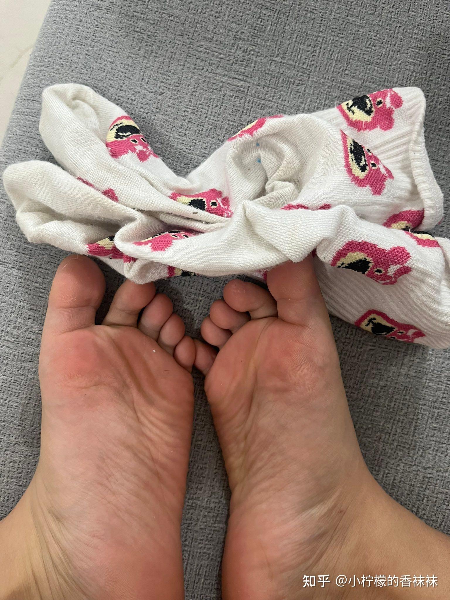 为什么现在女生脚臭也隐隐成为优点了