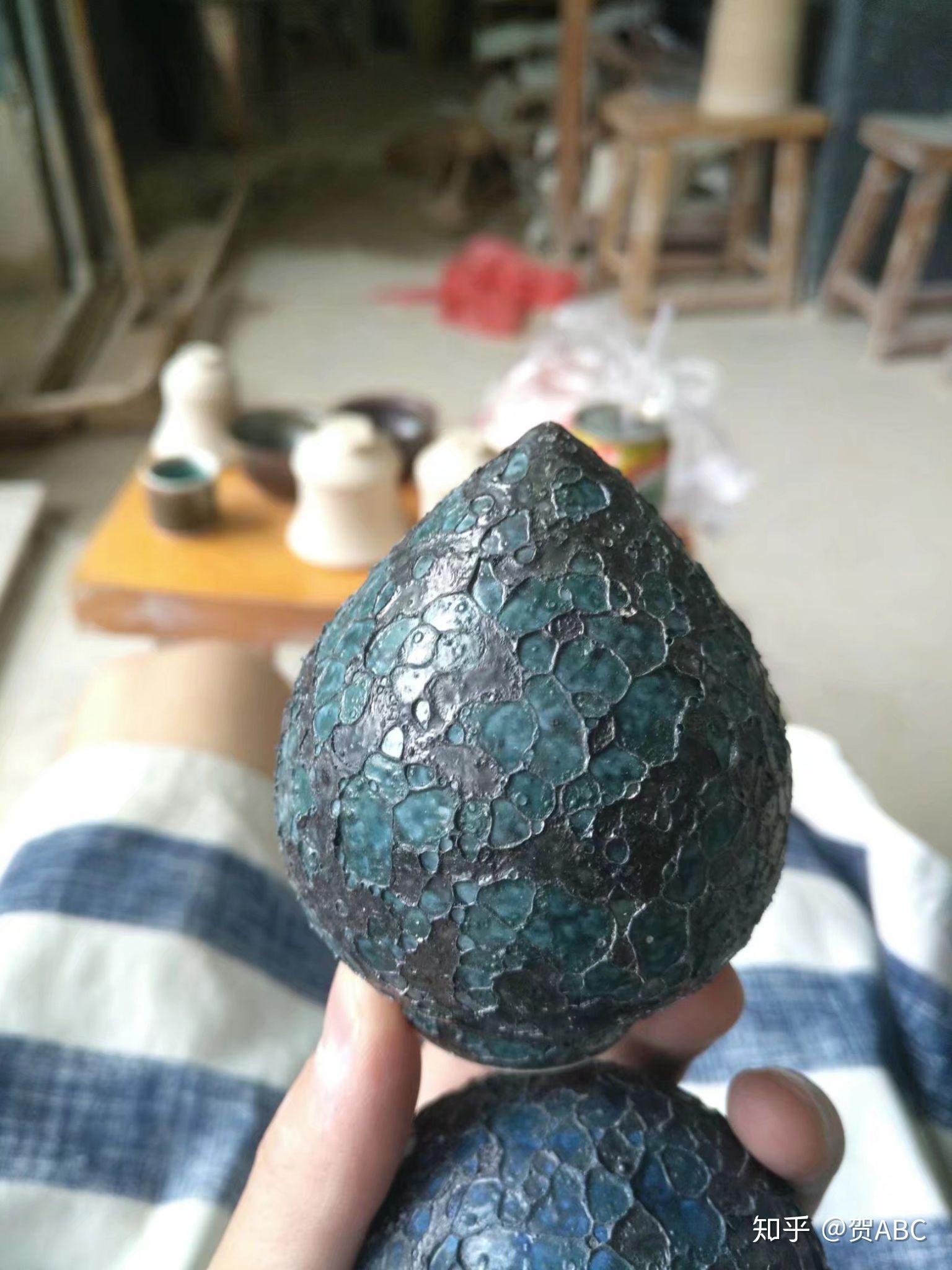 请问这种坑坑洼洼粗糙的质感是修出来的坯还是某种釉之类的?