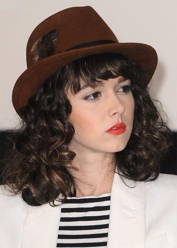 巫师3血与酒中欧立安娜唱的歌lullaby of woe现实中的女声歌手是谁啊?