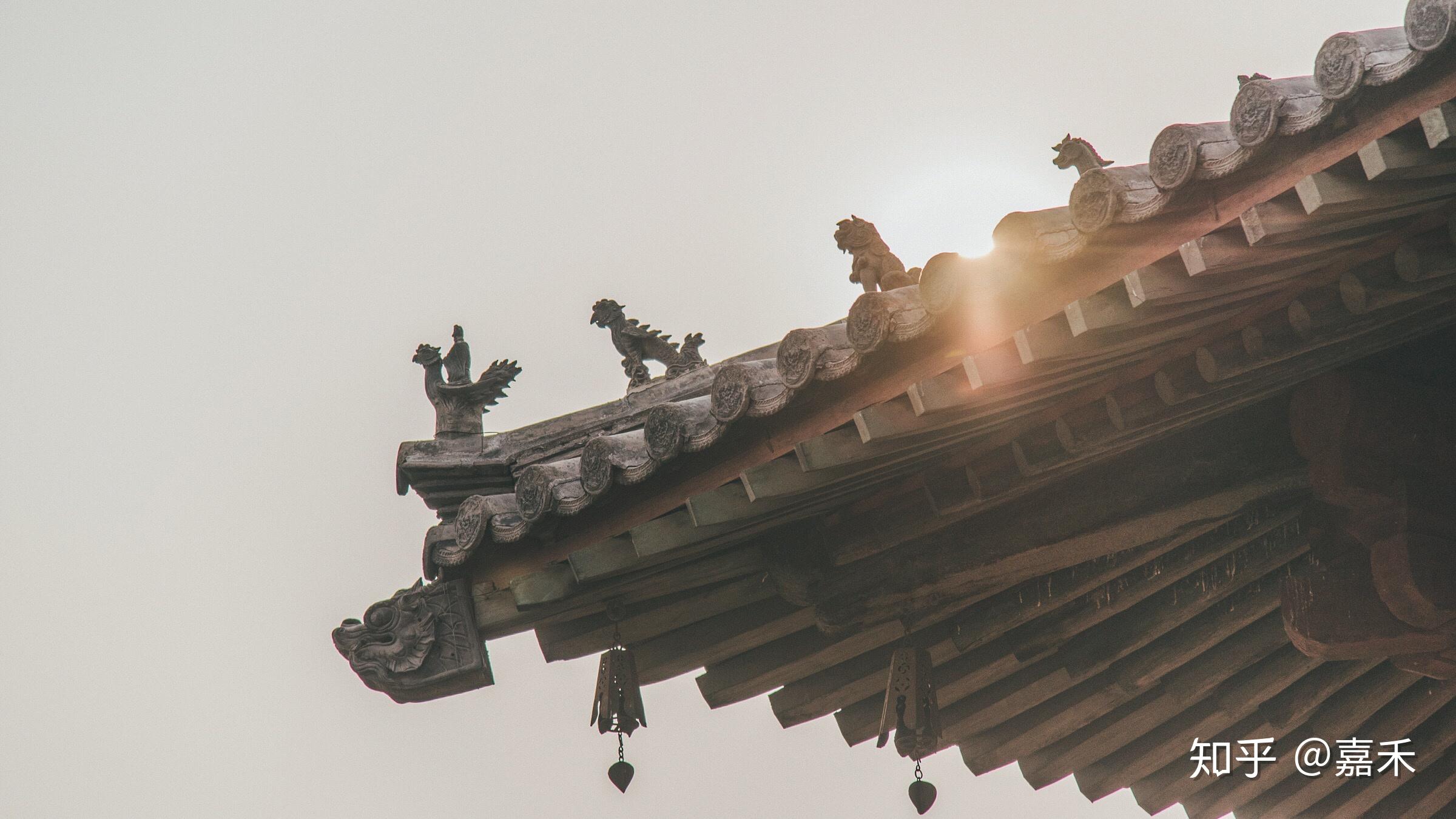 阿房宫赋中描绘中国古代建筑群内各建筑物间联系和屋顶的特征性装饰