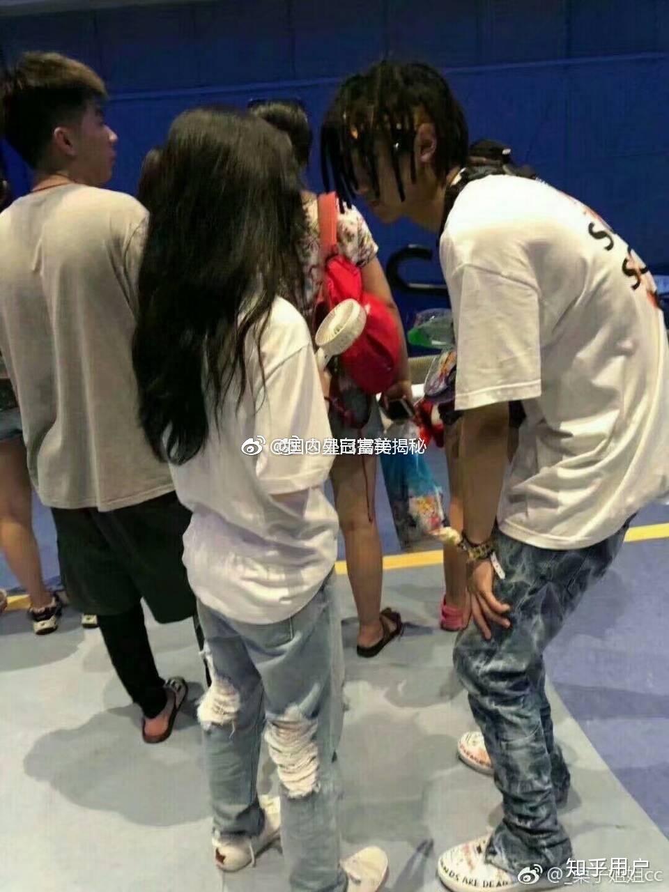 有孟子坤和包露佳的合照吗