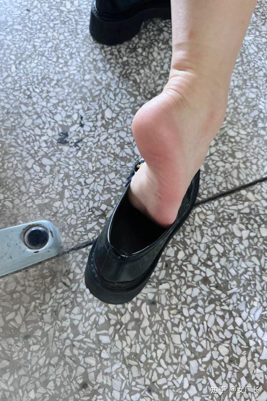 女生白棉袜两天一换会臭吗?