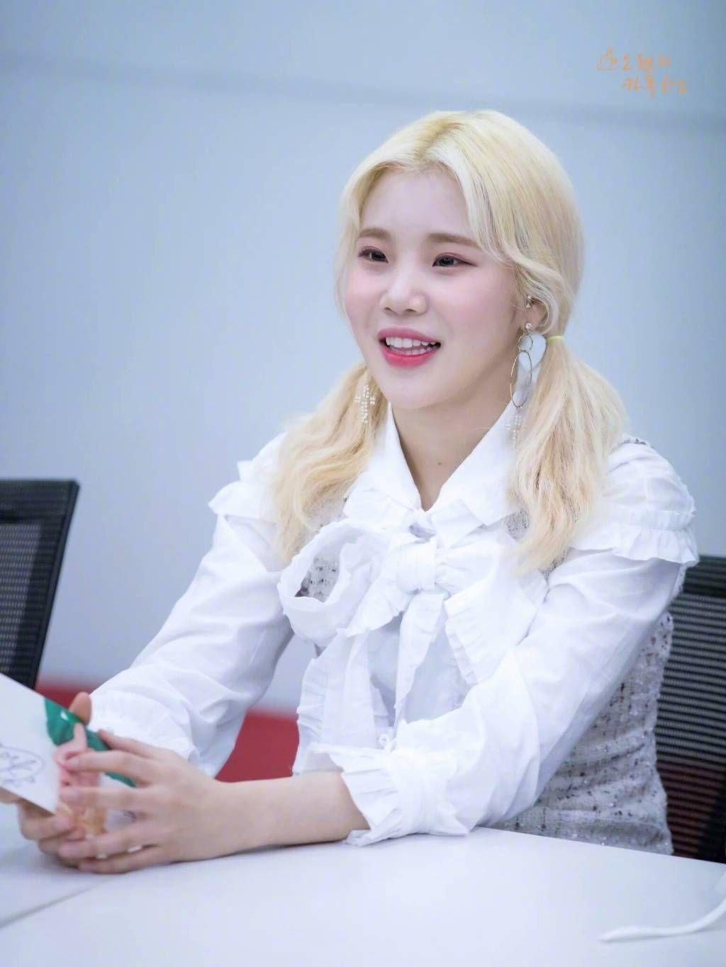 求韩国momoland女团成员jooe各种图片?