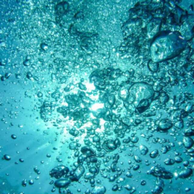 从能级角度解释，水为什么是透明的？