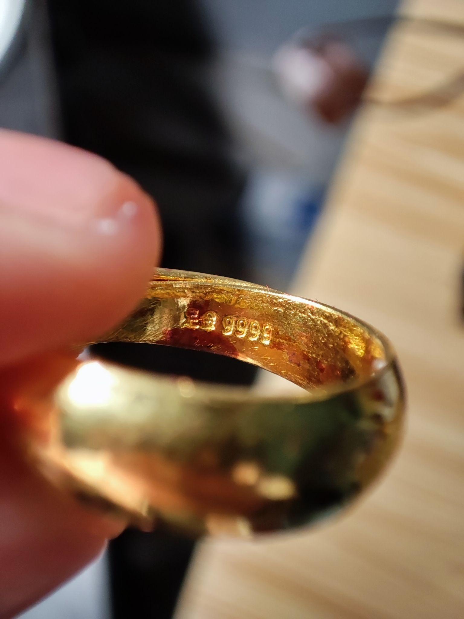 第一次买黄金戒指,应该选择像周大福老凤祥这种大品牌店,还是去同学