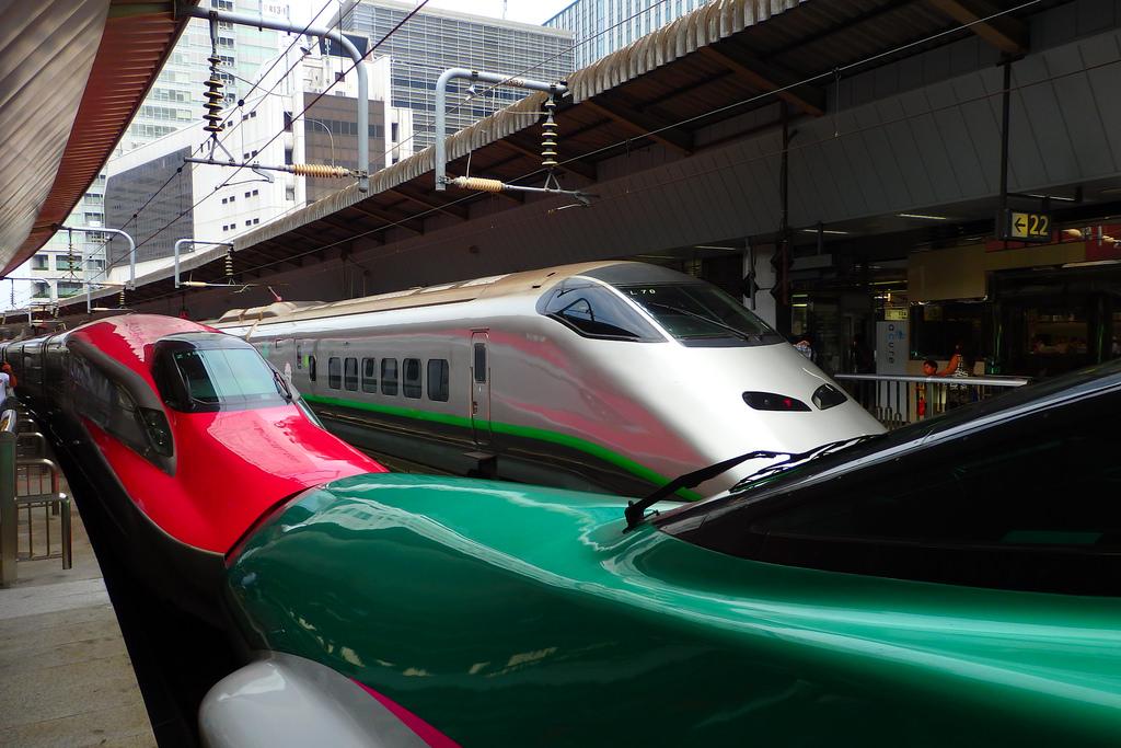 图中各新干线列车在性能适用性等方面有何区别